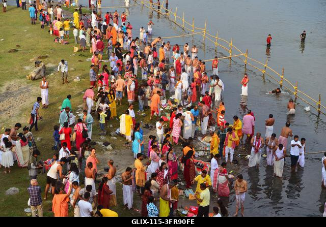 Siliguri, Nyugat-Bengál, India. 2026. október 10. SILIGURI, INDIA, 2026. OKTÓBER 10.: Hindu hívők végzik a Tarpan rituálét a Mahananda folyó partjá...