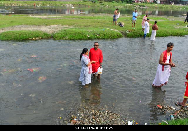 Siliguri, Nyugat-Bengál, India. 2026. október 10. SILIGURI, INDIA, 2026. OKTÓBER 10.: Hindu hívők végzik a Tarpan rituálét a Mahananda folyó partjá...