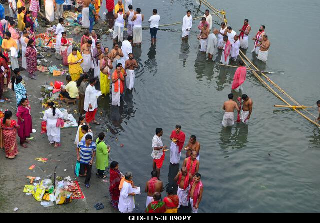 Siliguri, Nyugat-Bengál, India. 2026. október 10. SILIGURI, INDIA, 2026. OKTÓBER 10.: Hindu hívők végzik a Tarpan rituálét a Mahananda folyó partjá...