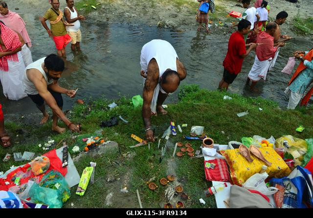 Siliguri, Nyugat-Bengál, India. 2026. október 10. SILIGURI, INDIA, 2026. OKTÓBER 10.: Hindu hívők végzik a Tarpan rituálét a Mahananda folyó partjá...
