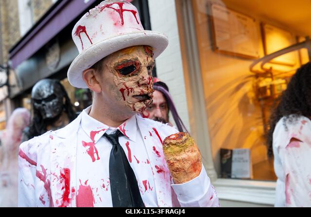 London, Egyesült Királyság. 2026. október 10. Egy zombinak öltözött résztvevő a londoni Zombi Világnapon. Zombinak öltözött résztvevők vettek részt...