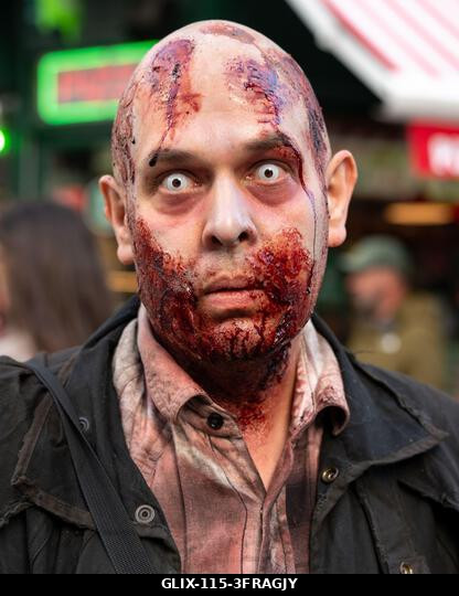 London, Egyesült Királyság. 2026. október 10. Egy zombinak öltözött résztvevő a londoni Zombi Világnapon. Zombinak öltözött résztvevők vettek részt...