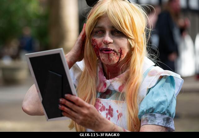 London, Egyesült Királyság. 2026. október 10. Egy nő, amint a haját és a sminkjét igazgatja a londoni Zombi Világnapon. A résztvevők zombiknak öltö...