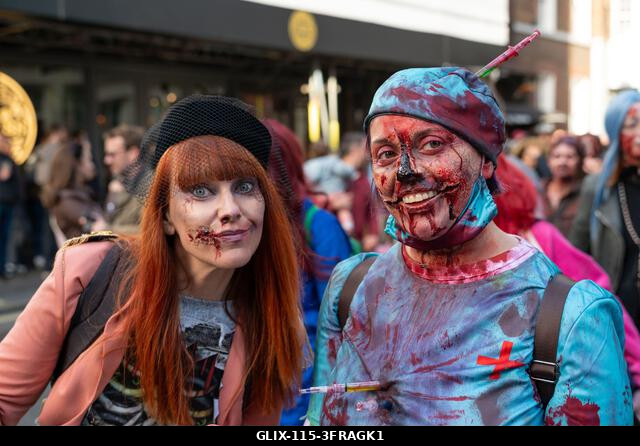 London, Egyesült Királyság. 2026. október 10. Zombinak öltözött résztvevők pózolnak a londoni Zombi Világnapon. Zombinak öltözött résztvevők vettek...