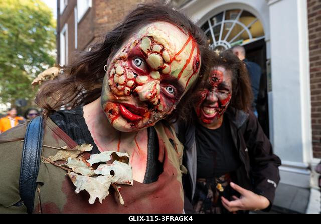 London, Egyesült Királyság. 2026. október 10. Zombinak öltözött résztvevők pózolnak a londoni Zombi Világnapon. Zombinak öltözött résztvevők vettek...
