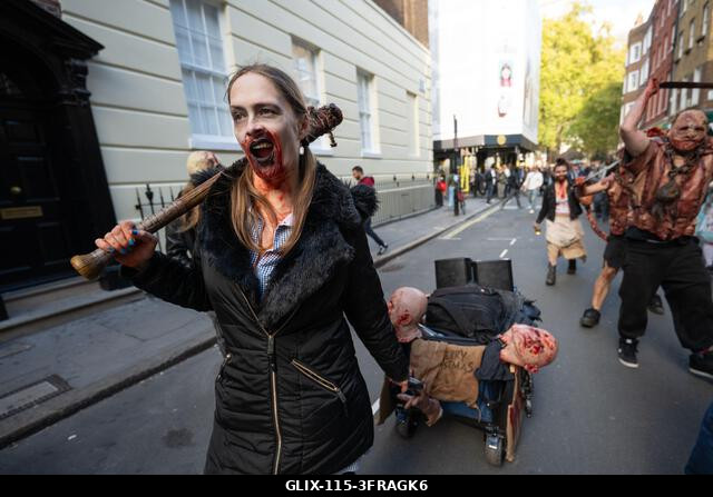 London, Egyesült Királyság. 2026. október 10. Egy zombinak öltözött résztvevő a londoni Zombi Világnapon. Zombinak öltözött résztvevők vettek részt...
