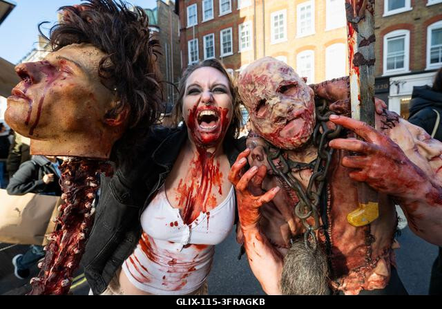 London, Egyesült Királyság. 2026. október 10. Zombinak öltözött résztvevők pózolnak a londoni Zombi Világnapon. Zombinak öltözött résztvevők vettek...