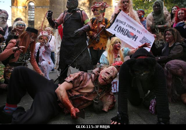 London, Egyesült Királyság. 2026. október 10. Zombinak öltözött ünneplők gyűlnek össze a Wardour Street-i temetőben az ünnepség alatt. A Zombi Vilá...