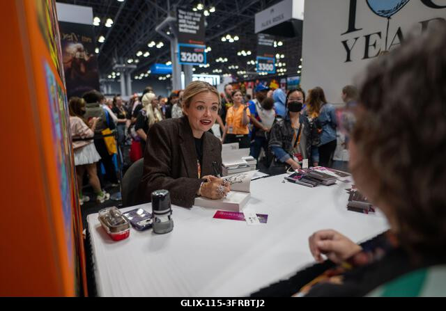 New York, Egyesült Államok. 2026. október 10. NEW YORK, NEW YORK - OKTÓBER 10.: LK Steven író autogramot ad Silvercloak című könyvéhez a 2026-os Ne...