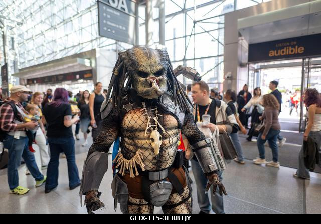 New York, Egyesült Államok. 2026. október 10. NEW YORK, NEW YORK - OKTÓBER 10.: Egy Predatornak öltözött cosplayer pózol a 2026-os New York Comic C...