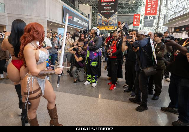 New York, Egyesült Államok. 2026. október 10. NEW YORK, NEW YORK - OKTÓBER 10.: Cosplayesek Vörös Sonjaként pózolnak, amint széles karddal a kezébe...