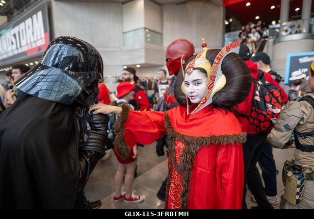 New York, Egyesült Államok. 2026. október 10. NEW YORK, NEW YORK - OKTÓBER 10.: Darth Vadornak és Padmé Amidala hercegnőnek öltözött cosplayesek a...