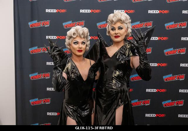 New York, Egyesült Államok. 2026. október 10. NEW YORK, NEW YORK - OKTÓBER 10.: A Boulet fivérek drag queenjei, Dracmorda Boulet (jobbra) és Swanth...