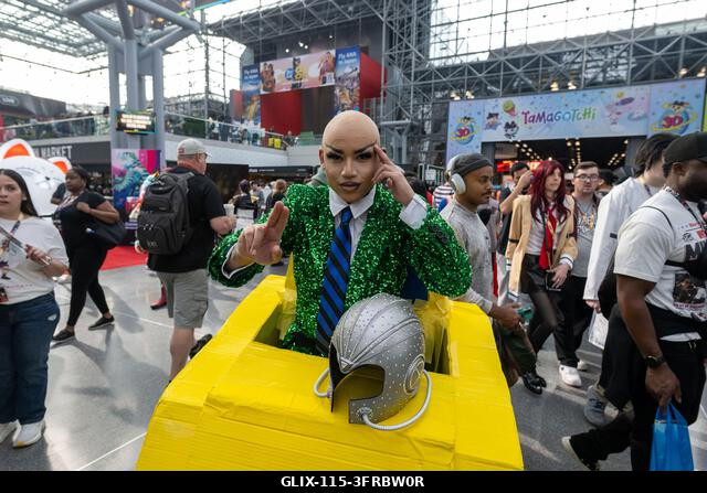 New York, Egyesült Államok. 2026. október 10. NEW YORK, NEW YORK - OKTÓBER 10.: Egy Charles Xavier professzornak (X professzornak) öltözött cosplay...