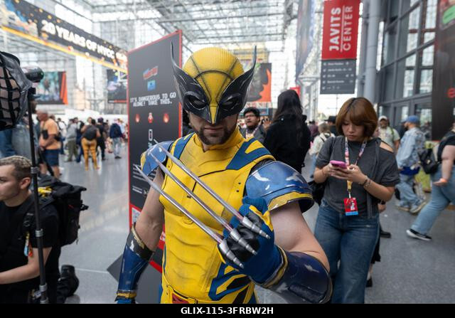New York, Egyesült Államok. 2026. október 10. NEW YORK, NEW YORK - OKTÓBER 10.: Egy X-Menből ismert Wolverine-nek öltözött cosplayer pózol a 2026-o...