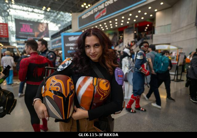 New York, Egyesült Államok. 2026. október 10. NEW YORK, NEW YORK - OKTÓBER 10.: Egy Sabine Wrennek öltözött cosplayer a Star Wars franchise-ból póz...