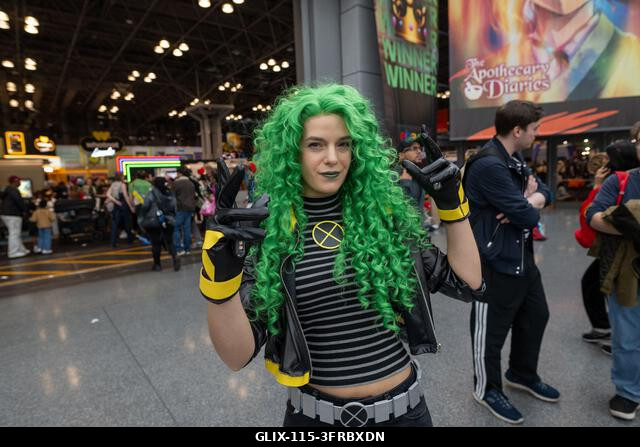 New York, Egyesült Államok. 2026. október 10. NEW YORK, NEW YORK - OKTÓBER 10.: Egy X-Menből ismert Polarisnak (Lorna Dane) öltözött cosplayer pózo...