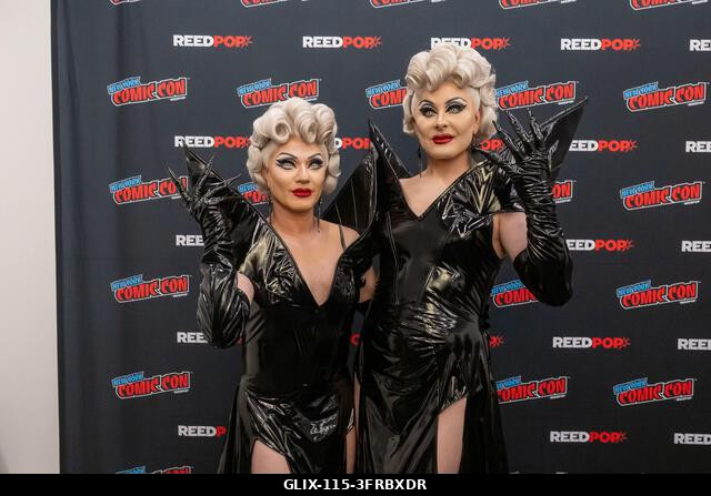 New York, Egyesült Államok. 2026. október 10. NEW YORK, NEW YORK - OKTÓBER 10.: A Boulet fivérek drag queenjei, Dracmorda Boulet (jobbra) és Swanth...