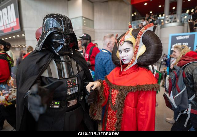 New York, Egyesült Államok. 2026. október 10. NEW YORK, NEW YORK - OKTÓBER 10.: Darth Vadornak és Padmé Amidala hercegnőnek a Star Warsból öltözött...