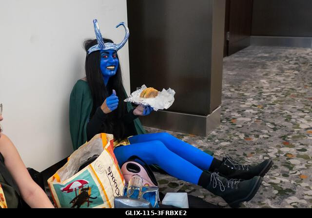 New York, Egyesült Államok. 2026. október 10. NEW YORK, NEW YORK - OKTÓBER 10.: Egy kék bőrű Jotun (Fagyóriás) Lokinak öltözött cosplayer a Marvel...