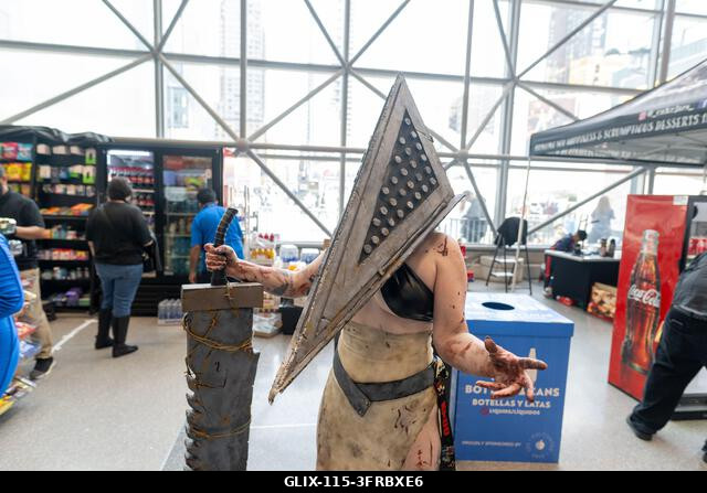 New York, Egyesült Államok. 2026. október 10. NEW YORK, NEW YORK - OKTÓBER 10.: Egy Silent Hill túlélőhorrorból ismert Piramisfejnek öltözött cospl...