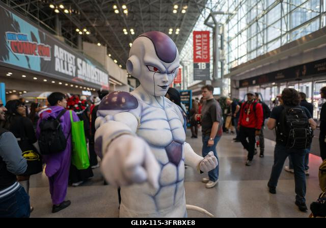 New York, Egyesült Államok. 2026. október 10. NEW YORK, NEW YORK - OKTÓBER 10.: Egy Dragon Ball Z-ből ismert Frieza jelmezben játszó cosplayer pózo...