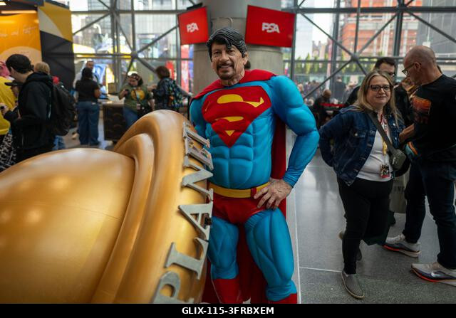 New York, Egyesült Államok. 2026. október 10. NEW YORK, NEW YORK - OKTÓBER 10.: Egy Supermannek öltözött cosplayer pózol a 2026-os New York Comic C...
