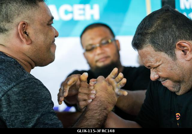 Banda Aceh, Aceh, Indonézia. 2026. október 11. Karbirkózókat láttak látni erő- és állóképesség-demonstráción az Aceh Teuga karbirkózó bajnokságon v...