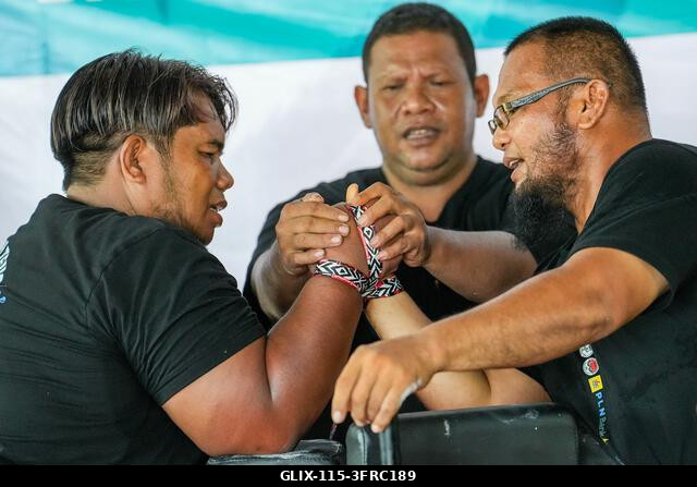 Banda Aceh, Aceh, Indonézia. 2026. október 11. Karbirkózókat láttak látni erő- és állóképesség-demonstráción az Aceh Teuga karbirkózó bajnokságon v...