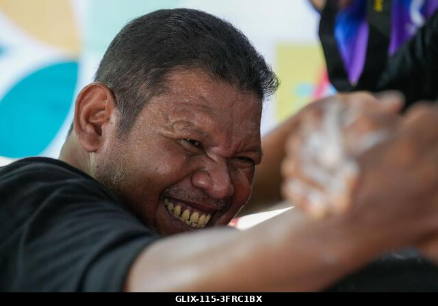 Banda Aceh, Aceh, Indonézia. 2026. október 11. Karbirkózókat láttak látni erő- és állóképesség-demonstráción az Aceh Teuga karbirkózó bajnokságon v...
