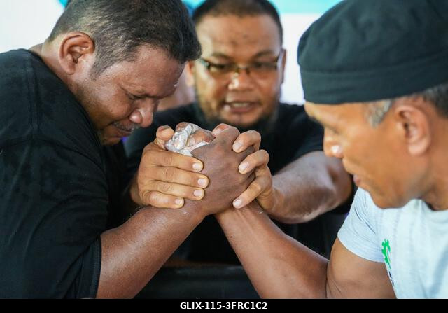 Banda Aceh, Aceh, Indonézia. 2026. október 11. Karbirkózókat láttak látni erő- és állóképesség-demonstráción az Aceh Teuga karbirkózó bajnokságon v...