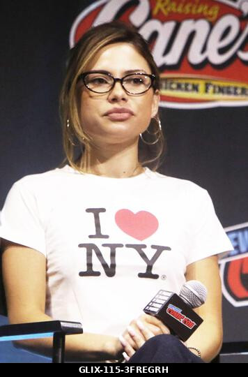New York, NY, USA. 2026. október 10. Bella Shepard a Star Trek: Csillagflotta Akadémia panelbeszélgetésén a 2026-os New York Comic Conon a Javits C...