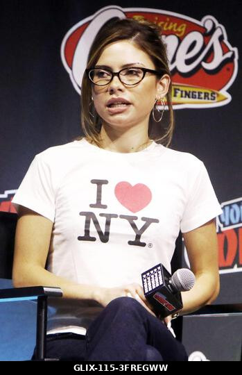 New York, NY, USA. 2026. október 10. Bella Shepard a Star Trek: Csillagflotta Akadémia panelbeszélgetésén a 2026-os New York Comic Conon a Javits C...