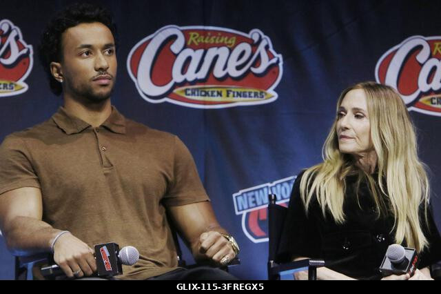 New York, NY, USA. 2026. október 10. Sandro Rosta és Holly Hunter a Star Trek: Csillagflotta Akadémia panelbeszélgetésén a 2026-os New York Comic C...