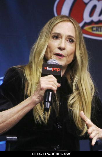 New York, NY, USA. 2026. október 10. Holly Hunter a Star Trek: Csillagflotta Akadémia panelbeszélgetésén a 2026-os New York Comic Conon a Javits Ce...