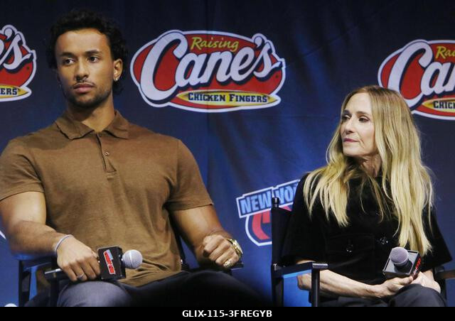 New York, NY, USA. 2026. október 10. Sandro Rosta és Holly Hunter a Star Trek: Csillagflotta Akadémia panelbeszélgetésén a 2026-os New York Comic C...