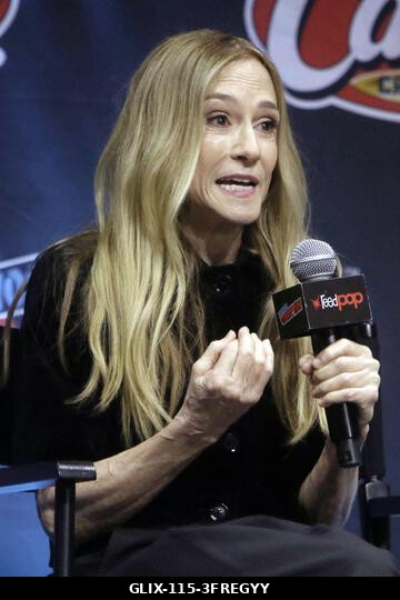 New York, NY, USA. 2026. október 10. Holly Hunter a Star Trek: Csillagflotta Akadémia panelbeszélgetésén a 2026-os New York Comic Conon a Javits Ce...
