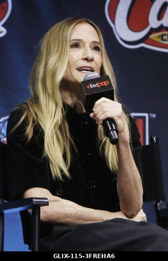 New York, NY, USA. 2026. október 10. Holly Hunter a Star Trek: Csillagflotta Akadémia panelbeszélgetésén a 2026-os New York Comic Conon a Javits Ce...