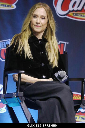 New York, NY, USA. 2026. október 10. Holly Hunter a Star Trek: Csillagflotta Akadémia panelbeszélgetésén a 2026-os New York Comic Conon a Javits Ce...