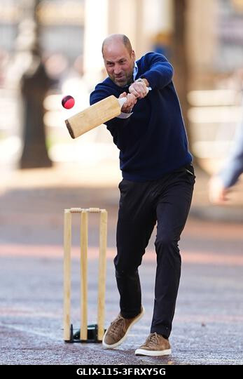 A walesi herceg ütőjáték közben csatlakozik az Egyesült Királyságból és Indiából érkező krikettsztárokhoz, a Tailenders és a Backyard Cricket csapa...