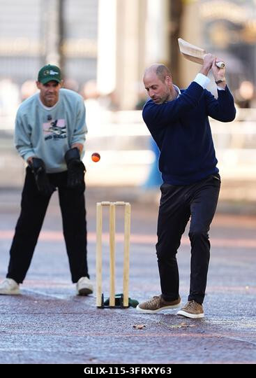 A walesi herceg ütőjáték közben csatlakozik az Egyesült Királyságból és Indiából érkező krikettsztárokhoz, a Tailenders és a Backyard Cricket csapa...