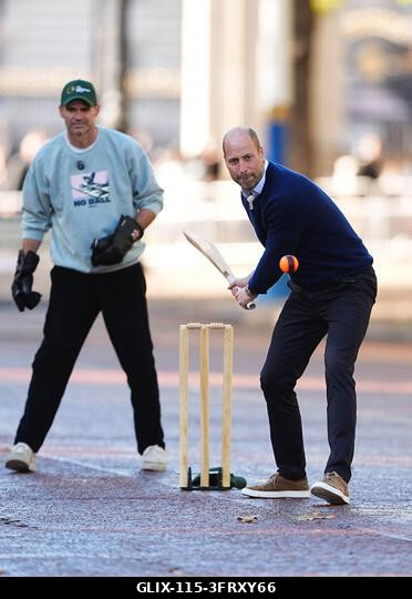 A walesi herceg ütőjáték közben csatlakozik az Egyesült Királyságból és Indiából érkező krikettsztárokhoz, a Tailenders és a Backyard Cricket csapa...