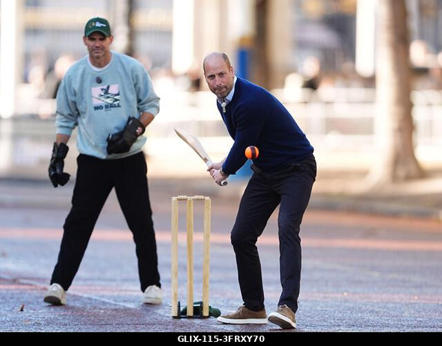 A walesi herceg ütőjáték közben csatlakozik az Egyesült Királyságból és Indiából érkező krikettsztárokhoz, a Tailenders és a Backyard Cricket csapa...