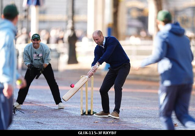 A walesi herceg ütőjáték közben csatlakozik az Egyesült Királyságból és Indiából érkező krikettsztárokhoz, a Tailenders és a Backyard Cricket csapa...