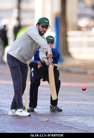 Sourav Ganguly, India korábbi krikettkapitánya csatlakozik a walesi herceghez, valamint az Egyesült Királyságból és Indiából érkező krikettsztárokh...