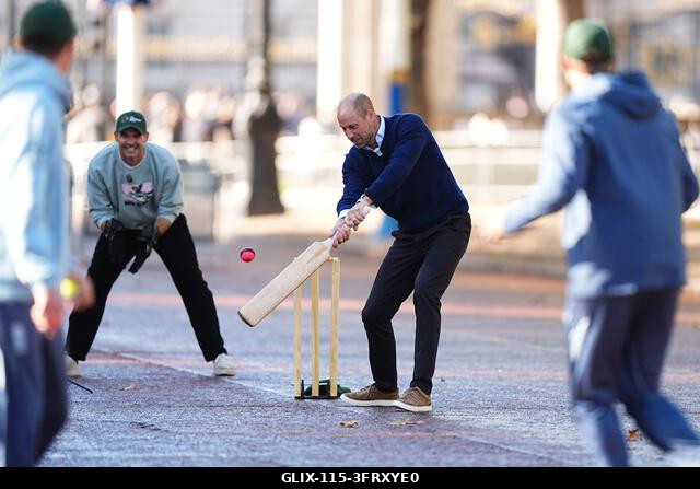 A walesi herceg ütőjáték közben csatlakozik az Egyesült Királyságból és Indiából érkező krikettsztárokhoz, a Tailenders és a Backyard Cricket csapa...