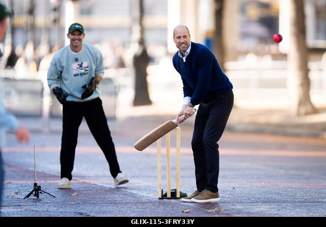 A walesi herceg ütőjáték közben csatlakozik az Egyesült Királyságból és Indiából érkező krikettsztárokhoz, a Tailenders és a Backyard Cricket csapa...