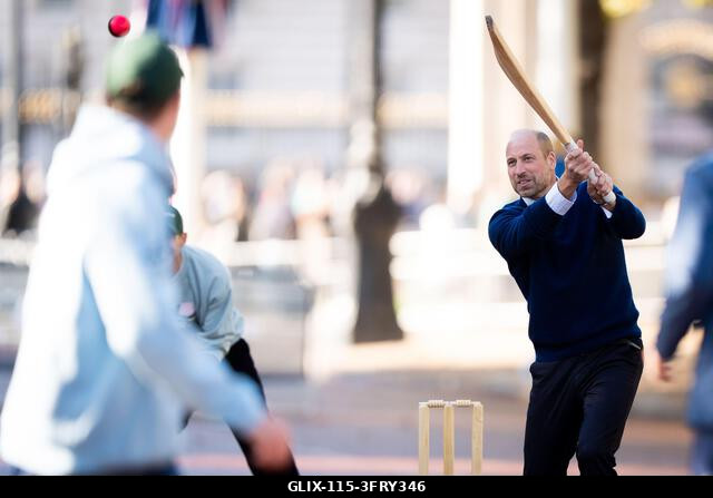 A walesi herceg ütőjáték közben csatlakozik az Egyesült Királyságból és Indiából érkező krikettsztárokhoz, a Tailenders és a Backyard Cricket csapa...