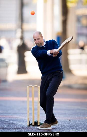 A walesi herceg ütőjáték közben csatlakozik az Egyesült Királyságból és Indiából érkező krikettsztárokhoz, a Tailenders és a Backyard Cricket csapa...