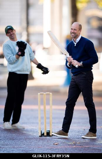 A walesi herceg ütőjáték közben csatlakozik az Egyesült Királyságból és Indiából érkező krikettsztárokhoz, a Tailenders és a Backyard Cricket csapa...